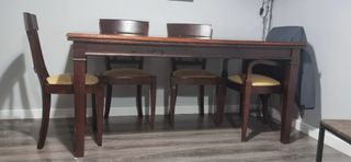 Mesa de comedor de madera
+ 6 sillas 