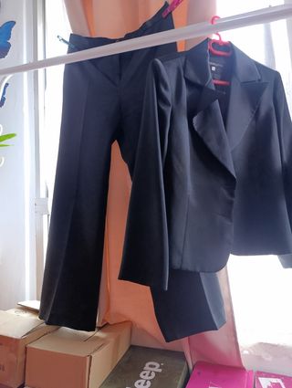 Traje pantalón compuesto de pantalón más chaqueta.