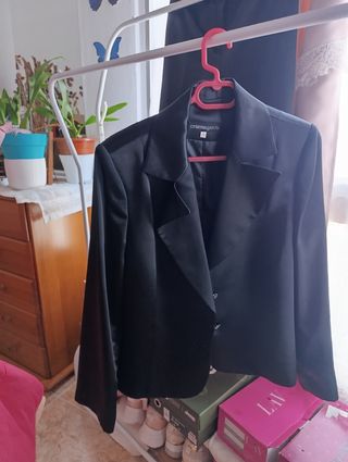Traje pantalón compuesto de pantalón más chaqueta.