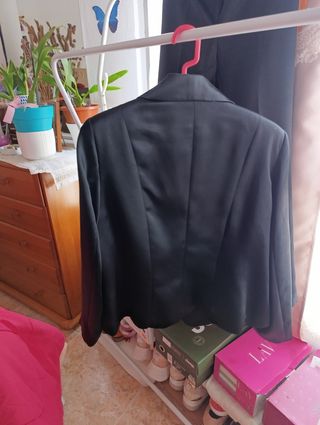 Traje pantalón compuesto de pantalón más chaqueta.