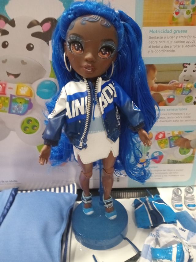 Muñeca Rainbow High con accesorios
