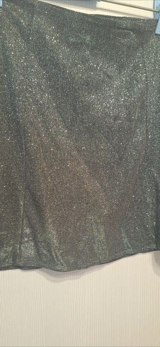 Falda corta brillante plateada