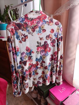 Chaqueta sobre camisa floreada 
