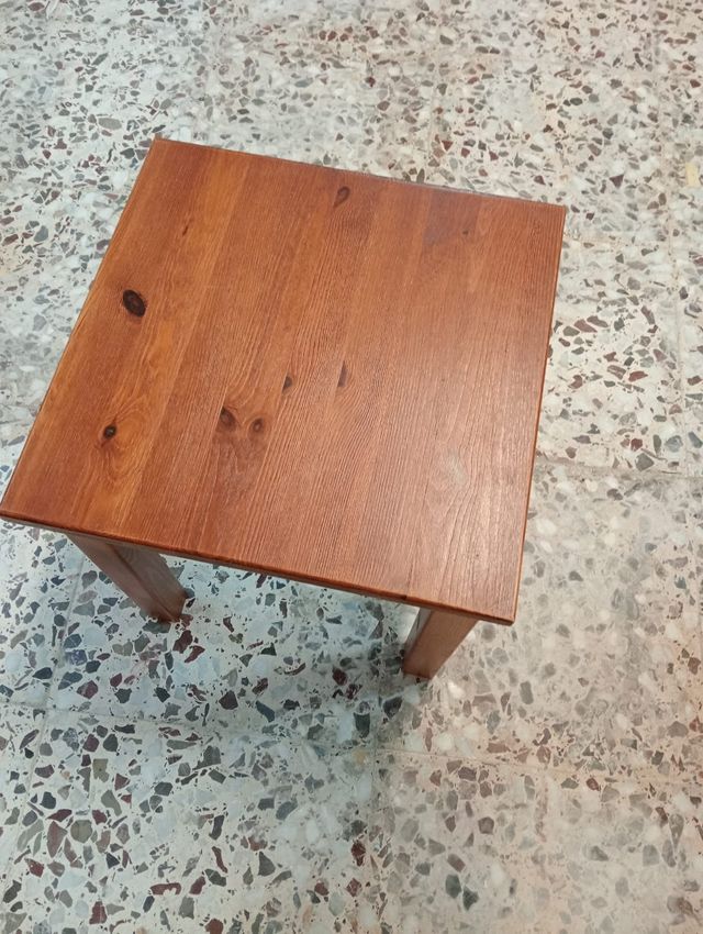 Mesa auxiliar de madera