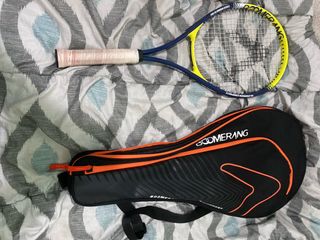 Raqueta de tenis Boomerang con funda incluida.