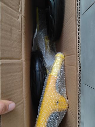 Bici sin pedales amarilla y naranja