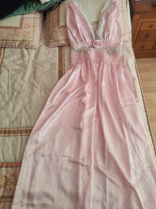 Camisón más batín rosa con encaje blanco