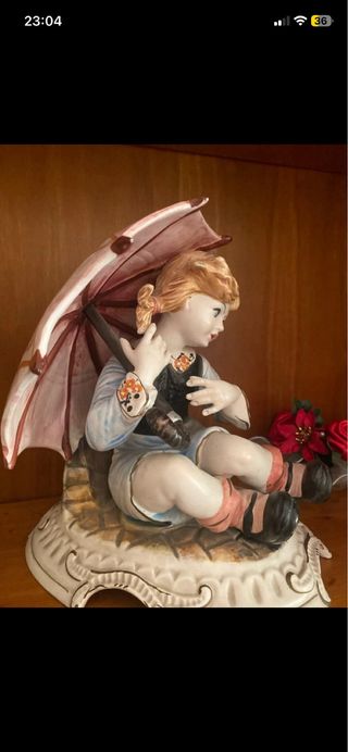 Statua bambina con ombrello