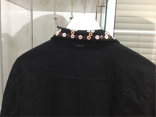 Chaqueta Desigual Negra con Bordados
