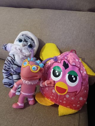 peluches: gato, Furby y muñeca
