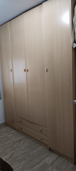 Armario de madera beige