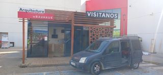 Pérgola porche de PVC con puertas correderas