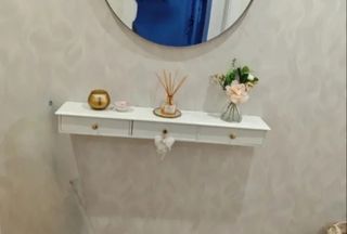 Consola recibidor blanca con detalles dorados