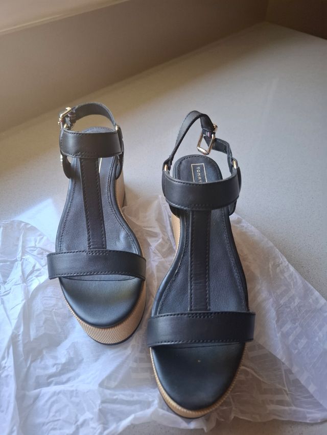 Sandalias Tommy Hilfiger Plataforma Negras y Beige