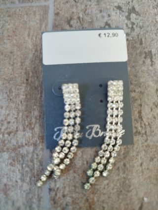 Pendientes largos plateados con pedrería