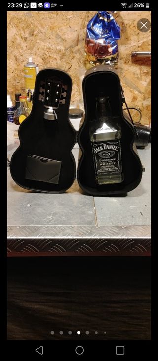 Estuche Guitarra Jack Daniel's y Buzón Para Ángela