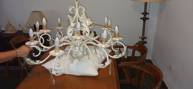 Lámpara de araña vintage dorada y blanca