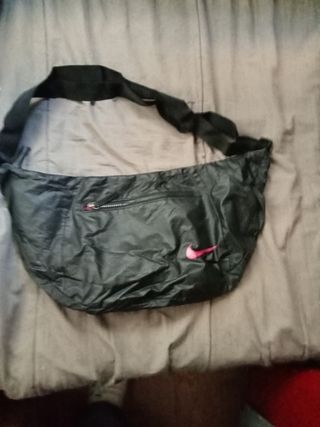Bolso Nike Negro con Logo Rosa