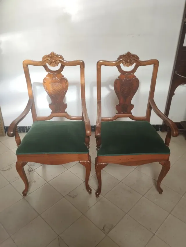 Sillones y sillas de madera con asiento terciopelo