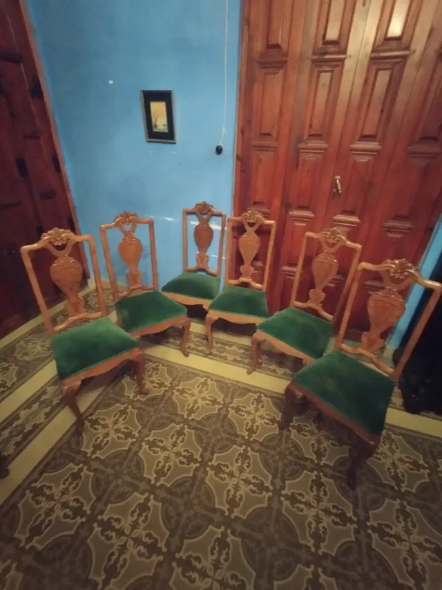 Sillones y sillas de madera con asiento terciopelo