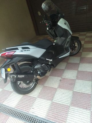 Yamaha XMAX Tech Max 2025 km 1400 