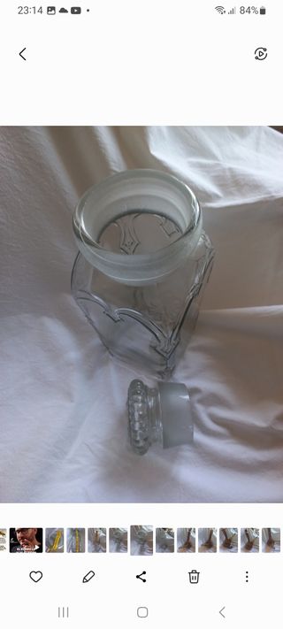 Jarrón de cristal antiguo con diseño de corazón