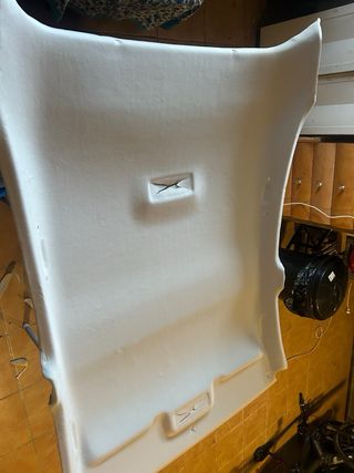 Se tapizan techos de coches.