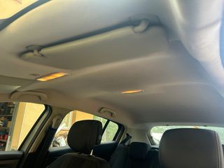 Se tapizan techos de coches.