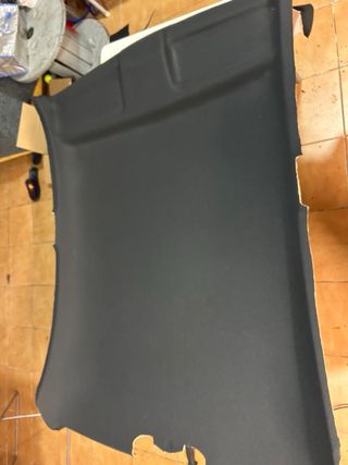 Se tapizan techos de coches.