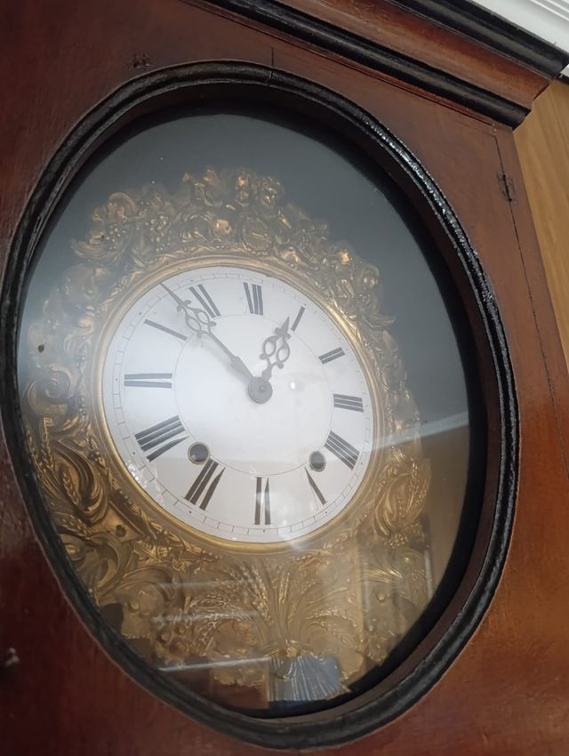 Reloj de pie antiguo de madera