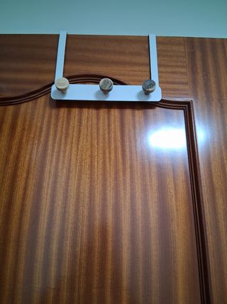 Colgador de puerta metal y madera