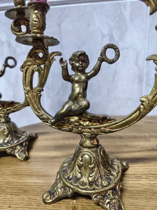 Candelabro Antiguo Dorado con Figuras