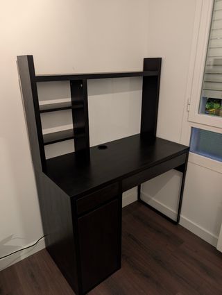 Escritorio negro con estantería modelo Mickei
