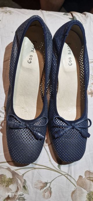 Zapatos bailarina perforados azul talla 40