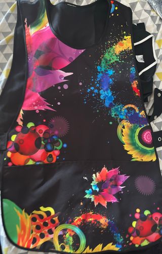 Casaca negra con estampado multicolor