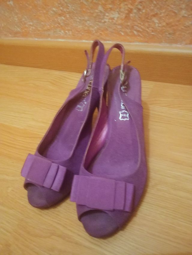 Zapatos de tacón morados para fiesta