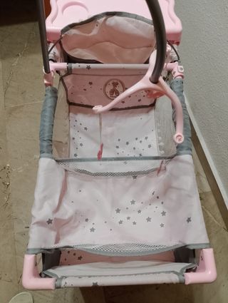 Cuna de viaje rosa con cambiador y móvil