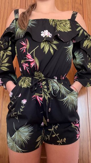 Mono corto floral hombros descubiertos