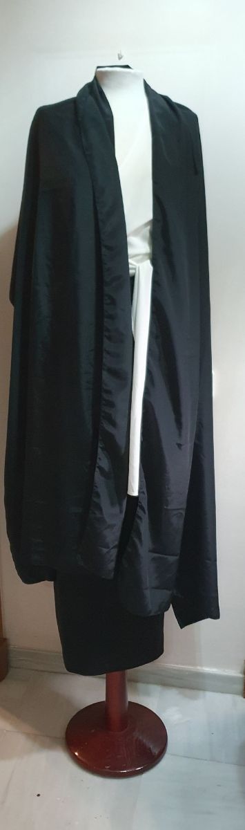 Elegante conjunto de falda, blusa y chal