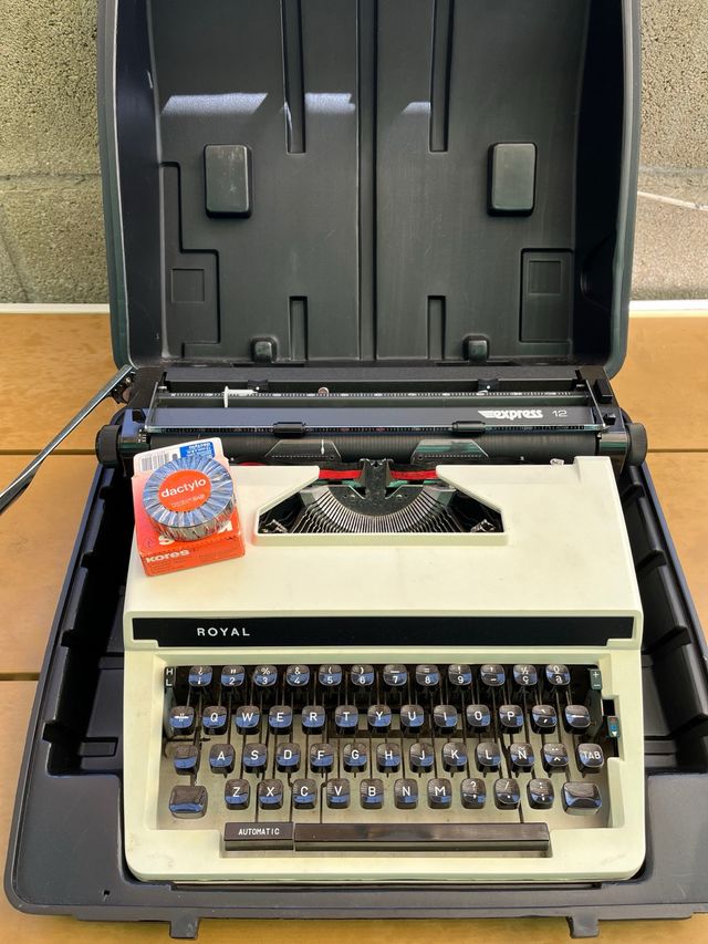 Máquina de escribir Royal Express 12