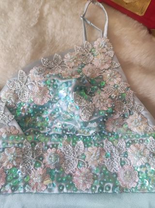 Blusa tirantes lentejuelas y flores