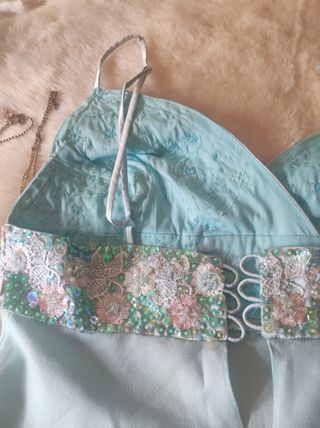 Blusa tirantes lentejuelas y flores