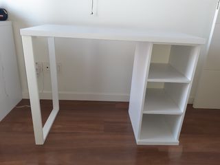 Due scrivanie vengono vendute per 40 euro per unità. 
