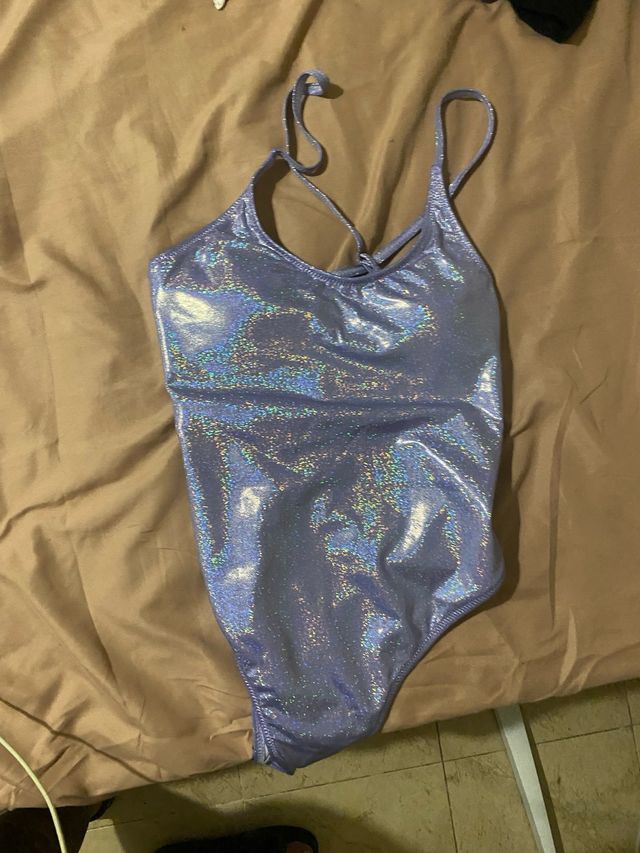 Traje de baño brillante plateado y morado