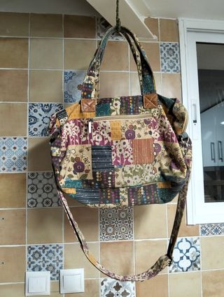 Bolso grande estampado y bufanda
