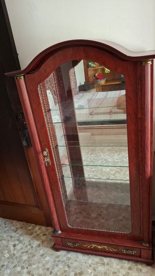Armario vitrina de madera con puertas de cristal