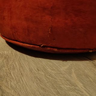 Puff de cuero marrón/rojo