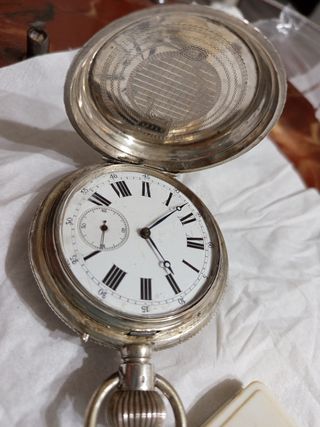 Reloj de bolsillo antiguo plateado