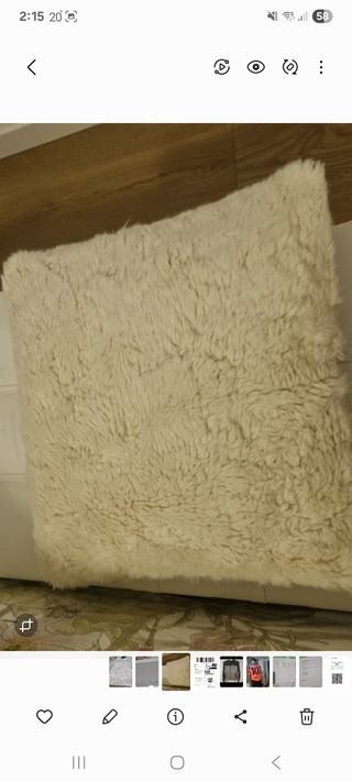 Dos Cojines beige de tela y fleece