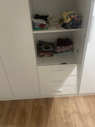Armario blanco con puertas